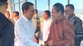 Bupati Morowali Iksan Baharudin Abdul Rauf berjabatan tangan dengan Menteri Kebudayaan RI, Fadli Zon di Bandara Haluoleo Kendari, Sabtu 11 Juli 2026. Foto: Istimewa.