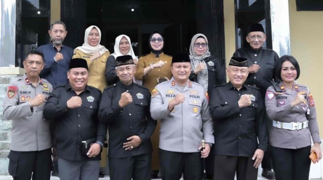 Kapolres Morowali bersama jajaran foto bersama dengan Ketua dan para tokoh adat To Bungku, Selasa 21 Juli 2026. Foto: Dok-Polres Morowali.