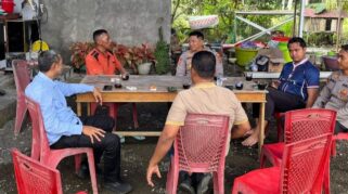 Kunjungan Kapolsek Bumi Raya ke rumah warga Karaupa yang sedang berduka. Foto: Dok-Polsek Bumi Raya.