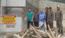 Sekretaris Dinas Perdagangan dan Perindustrian (Disdagperin) Kabupaten Morowali, Mohammad Asfar, S.IP., M.IP., memimpin eksekusi penghentian sementara pembangunan dua toko Alfamidi di Bungku Pesisir, Sabtu 11 Juli 2026. Foto: Aum Backrie.