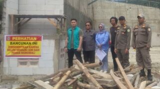 Sekretaris Dinas Perdagangan dan Perindustrian (Disdagperin) Kabupaten Morowali, Mohammad Asfar, S.IP., M.IP., memimpin eksekusi penghentian sementara pembangunan dua toko Alfamidi di Bungku Pesisir, Sabtu 11 Juli 2026. Foto: Aum Backrie.