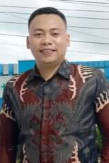 Rahman Yani, Warga Witaponda dengan latar belakang Puskesmas Laantula Jaya. Foto: Ghaff