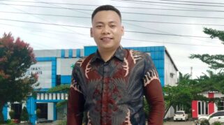 Rahman Yani, Warga Witaponda dengan latar belakang Puskesmas Laantula Jaya. Foto: Ghaff