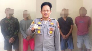 Kapolsek Witaponda, Iptu Armawansyah dan empat terduga pelaku pencurian buah kelapa sawit di Desa Bumi Harapan. Foto: Dok-Polsek WP.