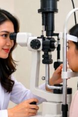 Seorang Dokter mata memeriksa mata pasien. Foto: Halo Morowali.