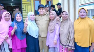 Bupati Morowali, Iksan Baharudin Abdul Rauf bersama warga Desa Tudua, Kecamatan Bungku Tengah, Selasa 7 Juli 2026. Foto: Istimewa