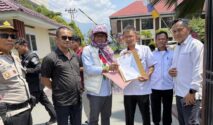 Irwan, S.Sos bersama Irsad Amir dari Forum Masyarakat Morowali Anti Kriminalisasi saat melakukan aksi di PN Palu menuntut pembebasan Rachmansyah Ismail dan Arifin Ukasa, Senin 3 Agustus 2026. Foto: FMMAK.
