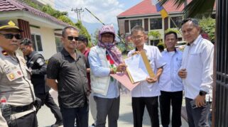 Irwan, S.Sos bersama Irsad Amir dari Forum Masyarakat Morowali Anti Kriminalisasi saat melakukan aksi di PN Palu menuntut pembebasan Rachmansyah Ismail dan Arifin Ukasa, Senin 3 Agustus 2026. Foto: FMMAK.