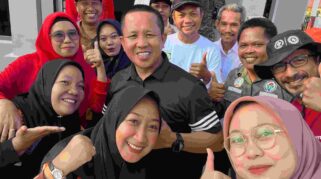 Momentum foto bersama Bupati Morowali Iksan Baharudin Abdul Rauf dan pengurus BUMDes Jelita Sampeantaba, Selasa 18 Agustus 2026. Foto: BUMDes Jelita Sampeantaba.