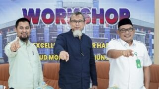 Coach Kartiko Adi Pramono diapit oleh Co-Trainer Muhlis Katili dan Direktur RSUD Morowali Maskur, S.Kep., Ners., M.M. | Foto: MK.