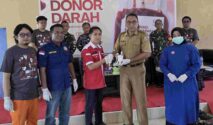 Penyerahan secara simbolis kantong darah dari FNPBI Morowali kepada Pemerintah Kecamatan Bungku Barat dan PMI Morowali, Selasa 4 Agustus 2026. Foto: FNPBI Morowali.