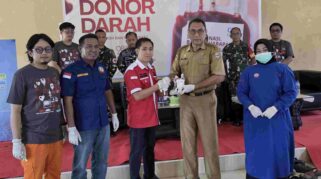 Penyerahan secara simbolis kantong darah dari FNPBI Morowali kepada Pemerintah Kecamatan Bungku Barat dan PMI Morowali, Selasa 4 Agustus 2026. Foto: FNPBI Morowali.