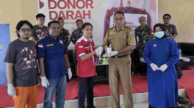 Penyerahan secara simbolis kantong darah dari FNPBI Morowali kepada Pemerintah Kecamatan Bungku Barat dan PMI Morowali, Selasa 4 Agustus 2026. Foto: FNPBI Morowali.