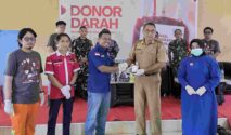Penyerahan secara simbolis kantong darah dari FMKI Morowali kepada Pemerintah Kecamatan Bungku Barat dan PMI Morowali, Selasa 4 Agustus 2026. Foto: FMKI Morowali.