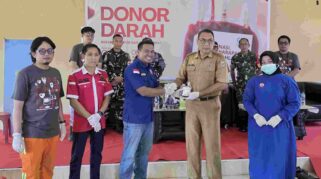 Penyerahan secara simbolis kantong darah dari FMKI Morowali kepada Pemerintah Kecamatan Bungku Barat dan PMI Morowali, Selasa 4 Agustus 2026. Foto: FMKI Morowali.
