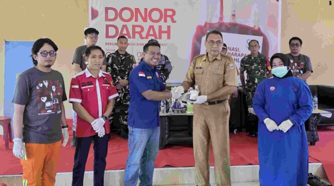 Penyerahan secara simbolis kantong darah dari FMKI Morowali kepada Pemerintah Kecamatan Bungku Barat dan PMI Morowali, Selasa 4 Agustus 2026. Foto: FMKI Morowali.