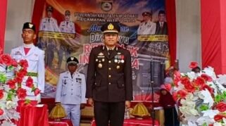 Kapolsek Witaponda, Iptu Armawansyah menjadi Inspektur Upacara Penurunan Bendera HUT RI ke-81 di Witaponda. Foto: Dok-Polsek WP.