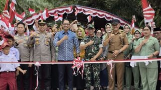 Suasana peresmian Jembatan Perintis Garuda yang dihadiri oleh Kapolsek Witaponda, Iptu Armawansyah, Kamis 13 Agustus 2026 di Desa Emea. Foto: Dok-Polsek WP.