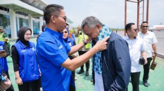 Ketua DPD PAN Morowali, Asfar mengalungkan kain kehormatan kepada Ketua DPW PAN Sulawesi Tengah Sarifuddin Sudding, di Bandara Maleo, Sabtu 29 Agustus 2026. | Foto: PAN Morowali.