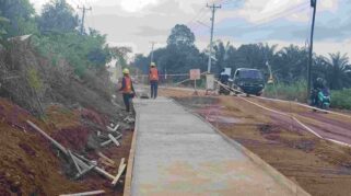 PT Alaska Dwipa Perdana dan PT Mahkota Semesta Nickelindo biayai penguatan rigid Jalan Nasional di Solonsa Jaya, Morowali. Foto: Halo Morowali.