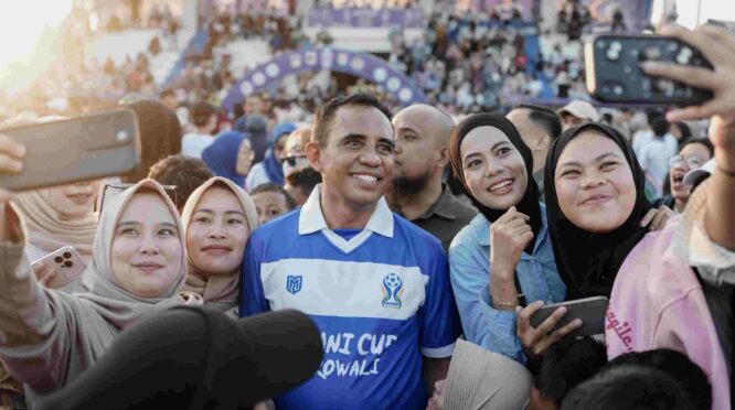 Gubernur Sulawesi Tengah, Anwar Hafid berbaur dengan masyarakat dalam momentum pembukaan Berani Cup di Morowali. | Foto: AH Media.