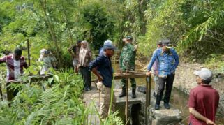 Camat Bungku Barat, Muhdar Da'ami memimpin langsung pengecekan bendungan irigasi di Desa Larobenu, Kamis 3 September 2026. | Foto: PemCam-BB.