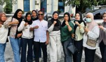 Ketua Umum Forbes Morowali, Abdul Jamil bersama kelompok ibu-ibu. | Foto: Forbes Morowali.