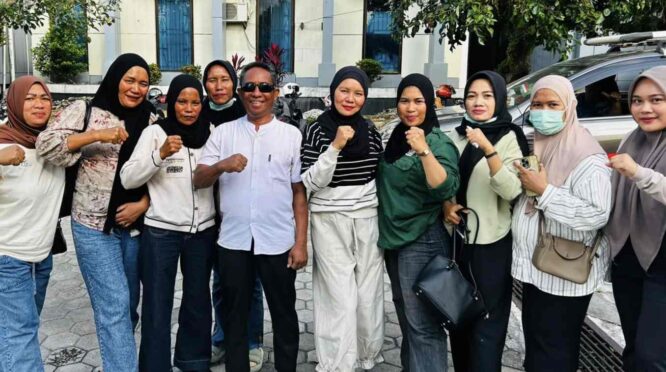 Ketua Umum Forbes Morowali, Abdul Jamil bersama kelompok ibu-ibu. | Foto: Forbes Morowali.