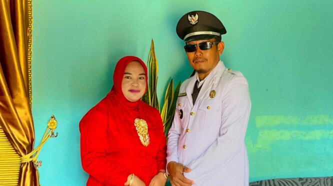 Kepala Desa Harapan Jaya, Muryanto bersama ketua TP PKK Desa Harapan Jaya. | Foto: Pemdes Harja.