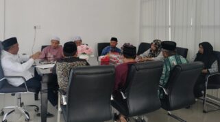 Camat Bungku Barat, Muhdar Da'ami memimpin rapat persiapan Kafilah Bungku Barat dalam rangka MTQH tingkat kabupaten di Menyimpan Kepulauan. | Foto: Zain Said.