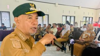 Camat Bungku Barat, Muhdar Da'ami di hadapan peserta Musyawarah Desa Bahoea Reko-Reko, Senin 7 September 2026. | Foto: Zain Said.