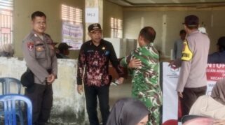 Camat Bungku Barat, Muhdar Da'ami saat memantau pelaksanaan pemilihan BPD Desa Umpanga, Kamis 10 September 2026. | Foto: Zain Said.