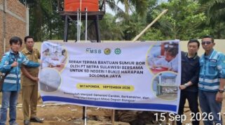 Penyerahan bantuan sumur bor dari PT Mitra Sulawesi Bersama kepada SDN 1 Bukit Harapan Solonsa Jaya. | Foto: MSB.
