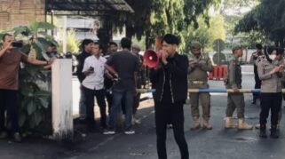 GF. Abdee Jalal Ikram El Halim saat berorasi dalam salah satu aksi unjuk rasa di Makassar. | Foto: Dok.